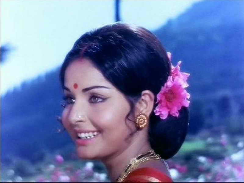 Rakhee Gulzar Height and Weight-2