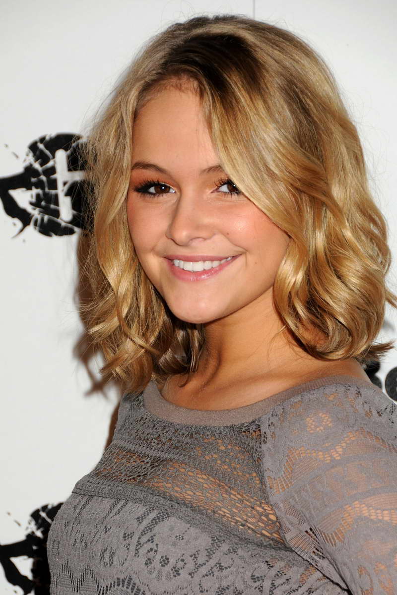 Cassi Thomson Height and Weight-3