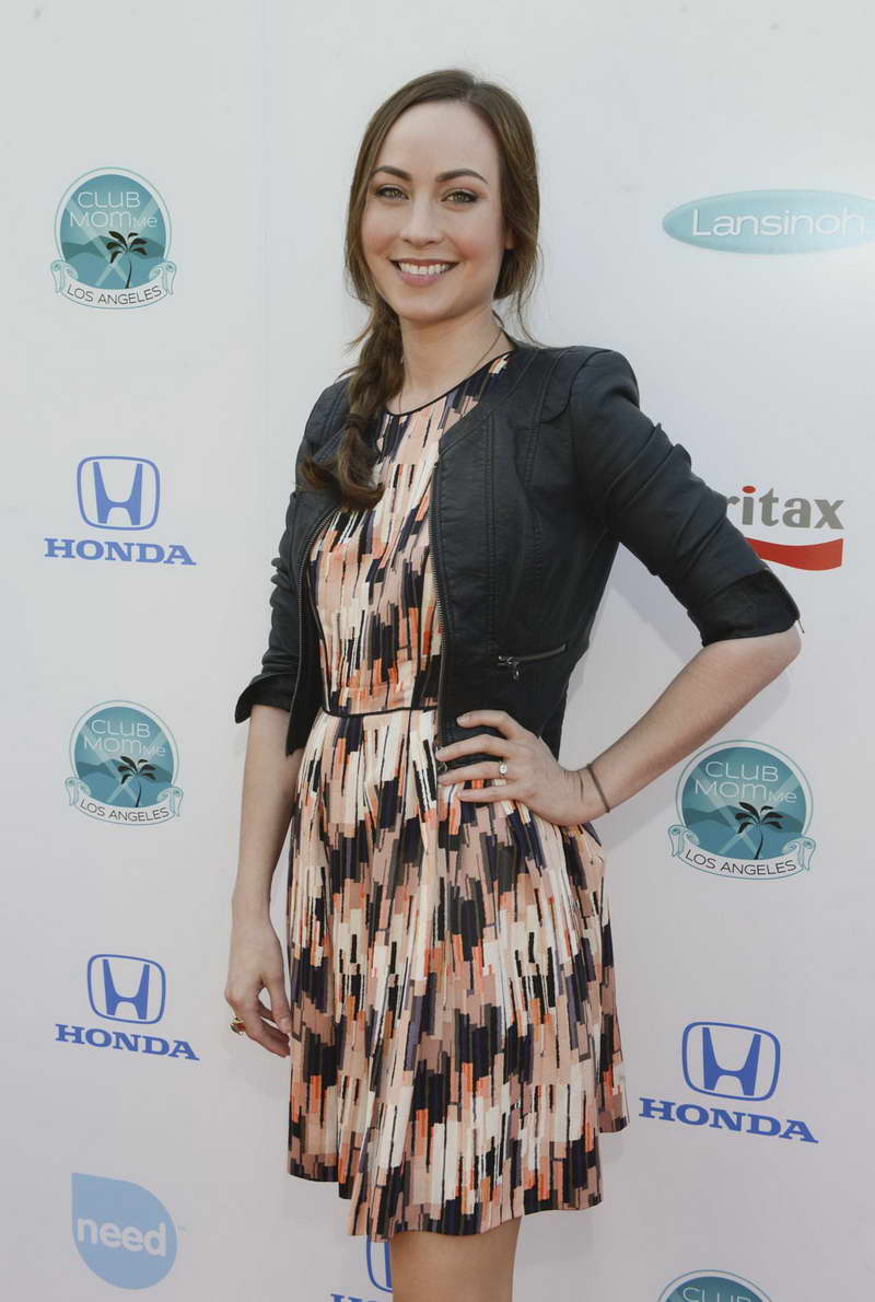 Courtney Ford Height and Weight-3