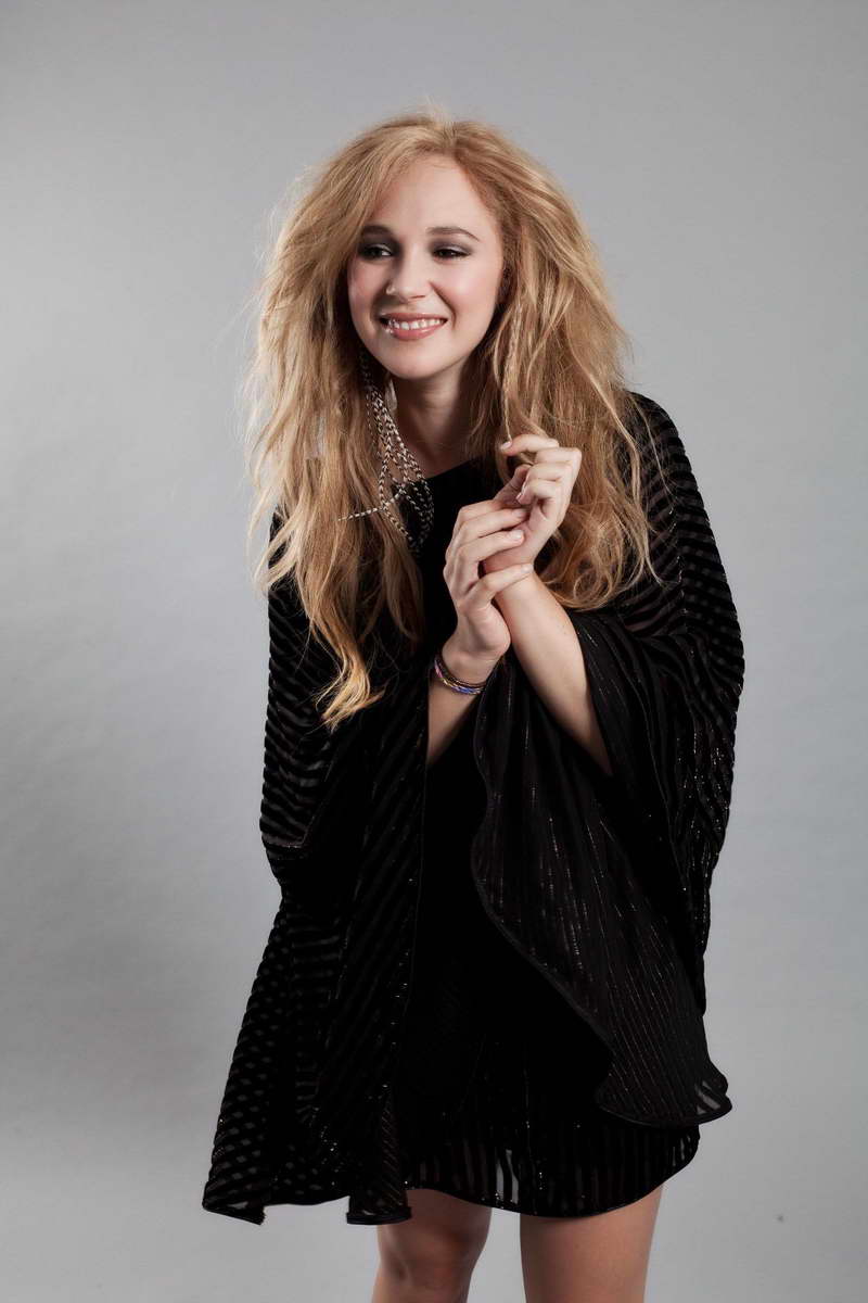 Juno Temple Height and Weight-3