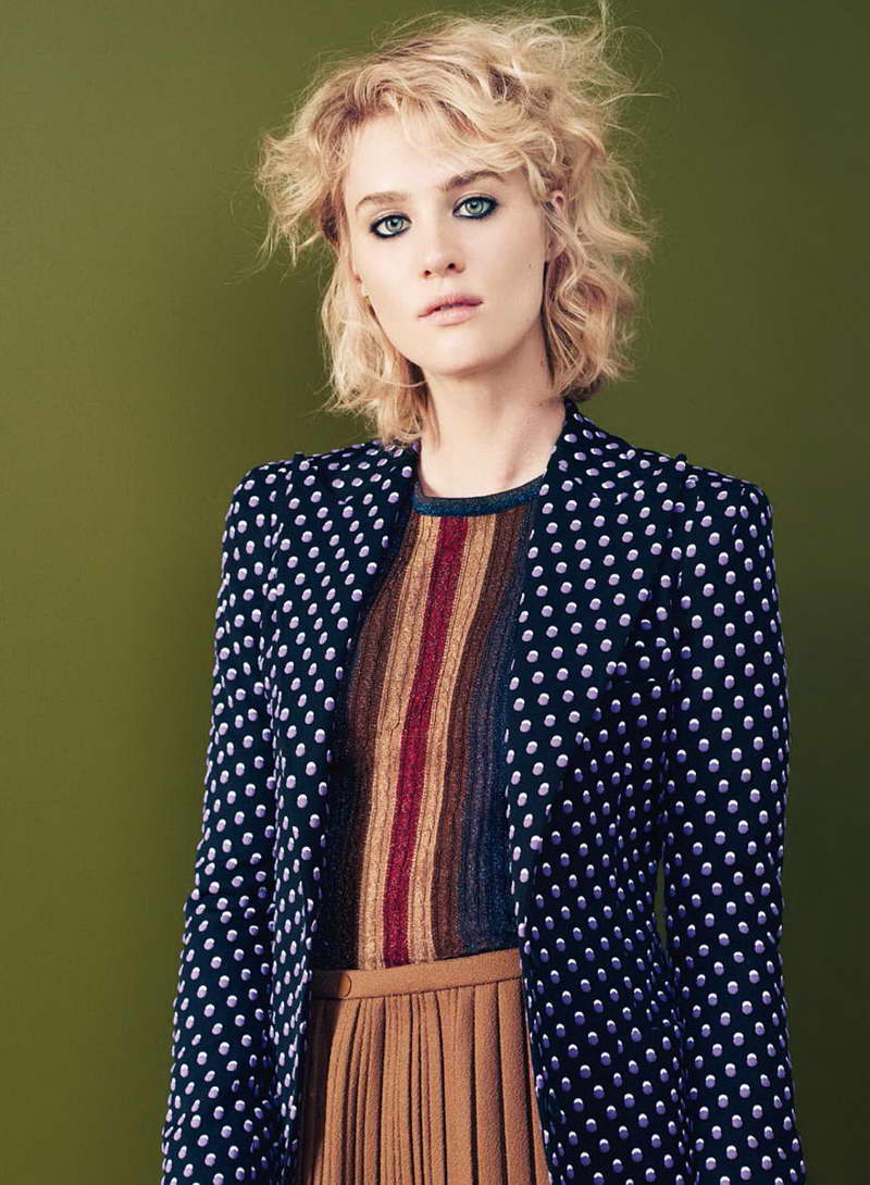 Mackenzie Davis Height and Weight-3