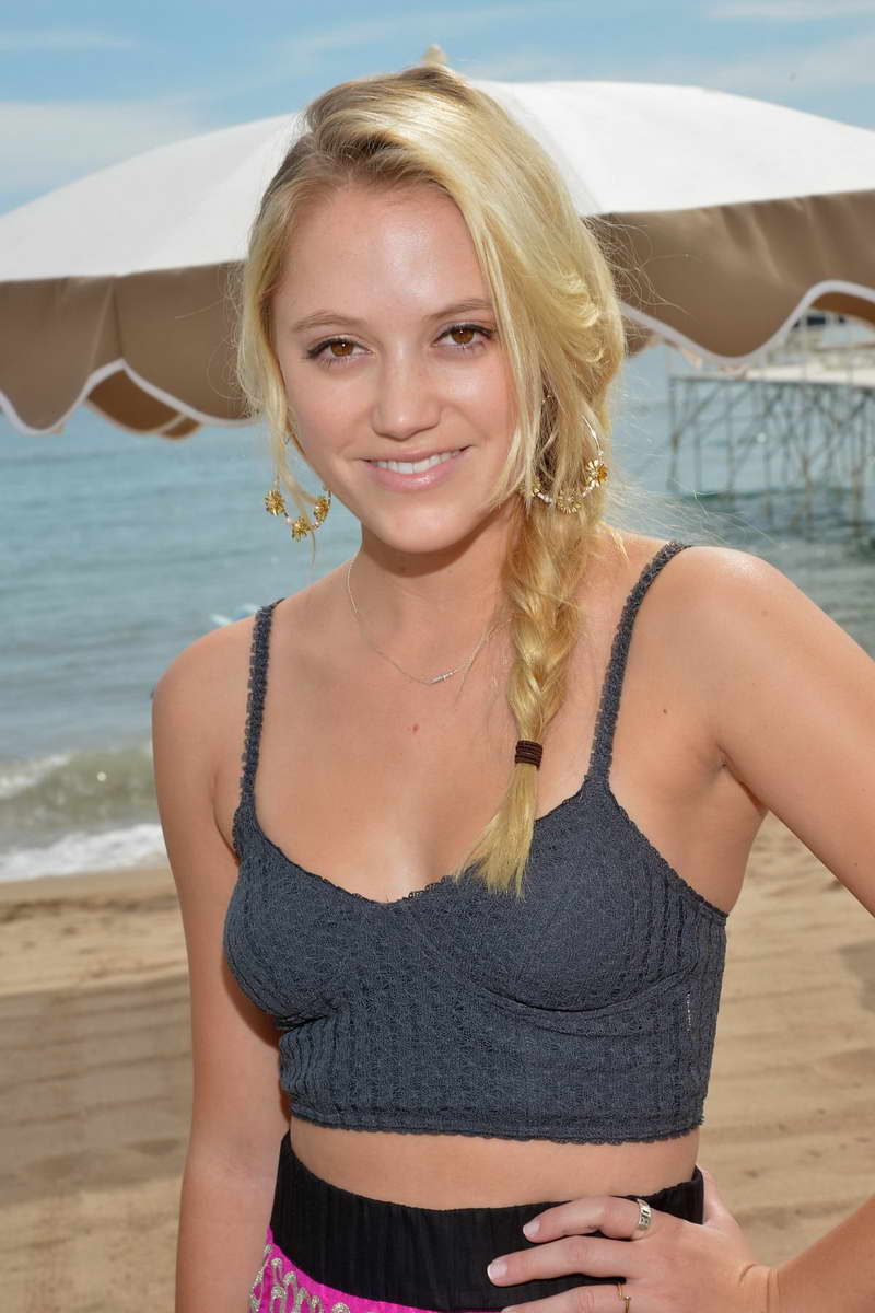 Maika Monroe Height and Weight-1