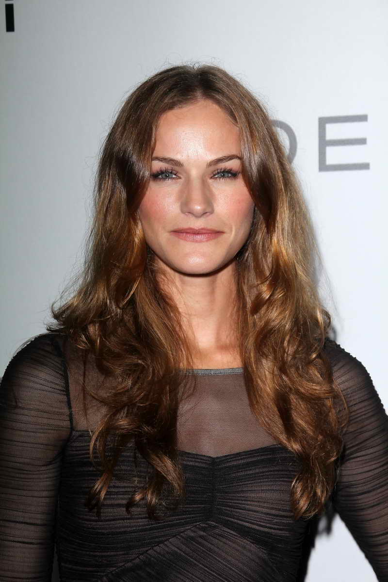 Kelly Overton Height and Weight-1