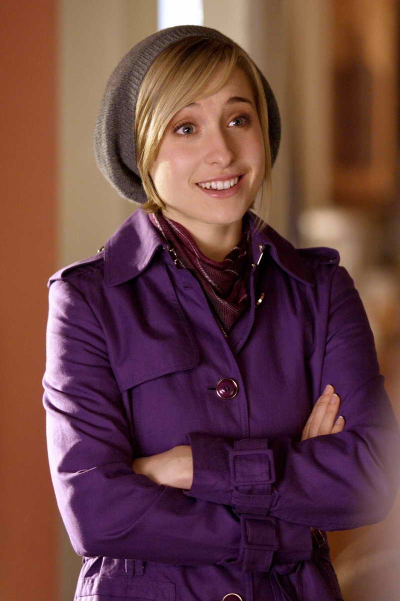 Allison Mack Height and Weight-2