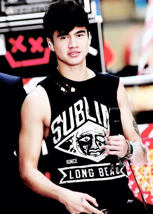 Calum Hood Height and Weight