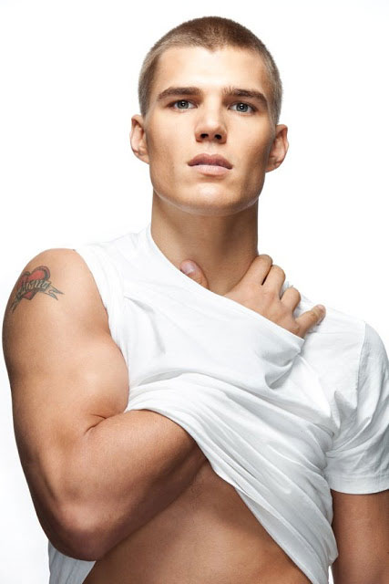 Chris Zylka Height and Weight