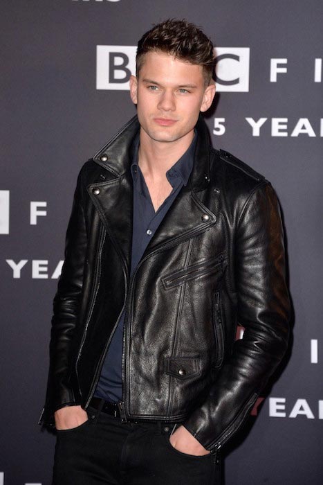 Jeremy Irvine Height and Weight