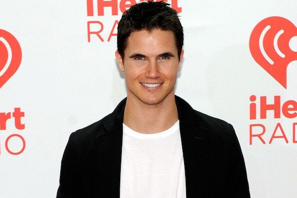 Robbie Amell Height and Weight